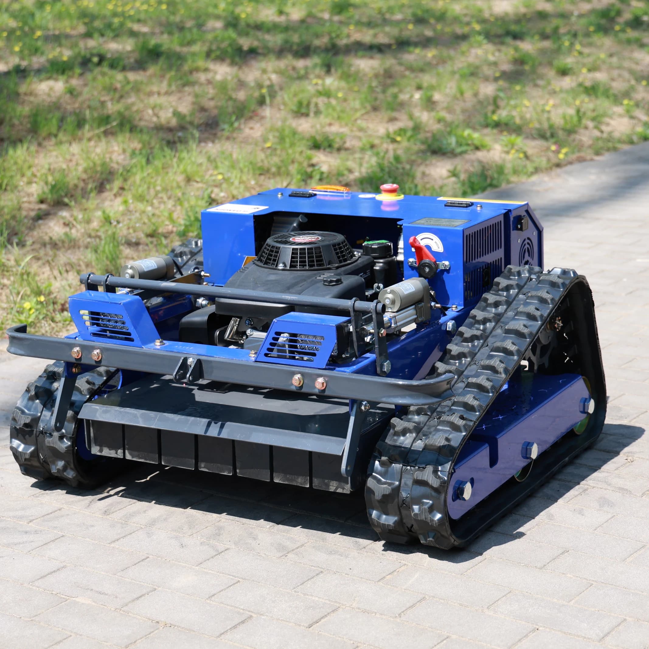 Gasoline-powered remote-controlled lawnmower, snowplow not included. In stock in Germany, local shipping guaranteed.