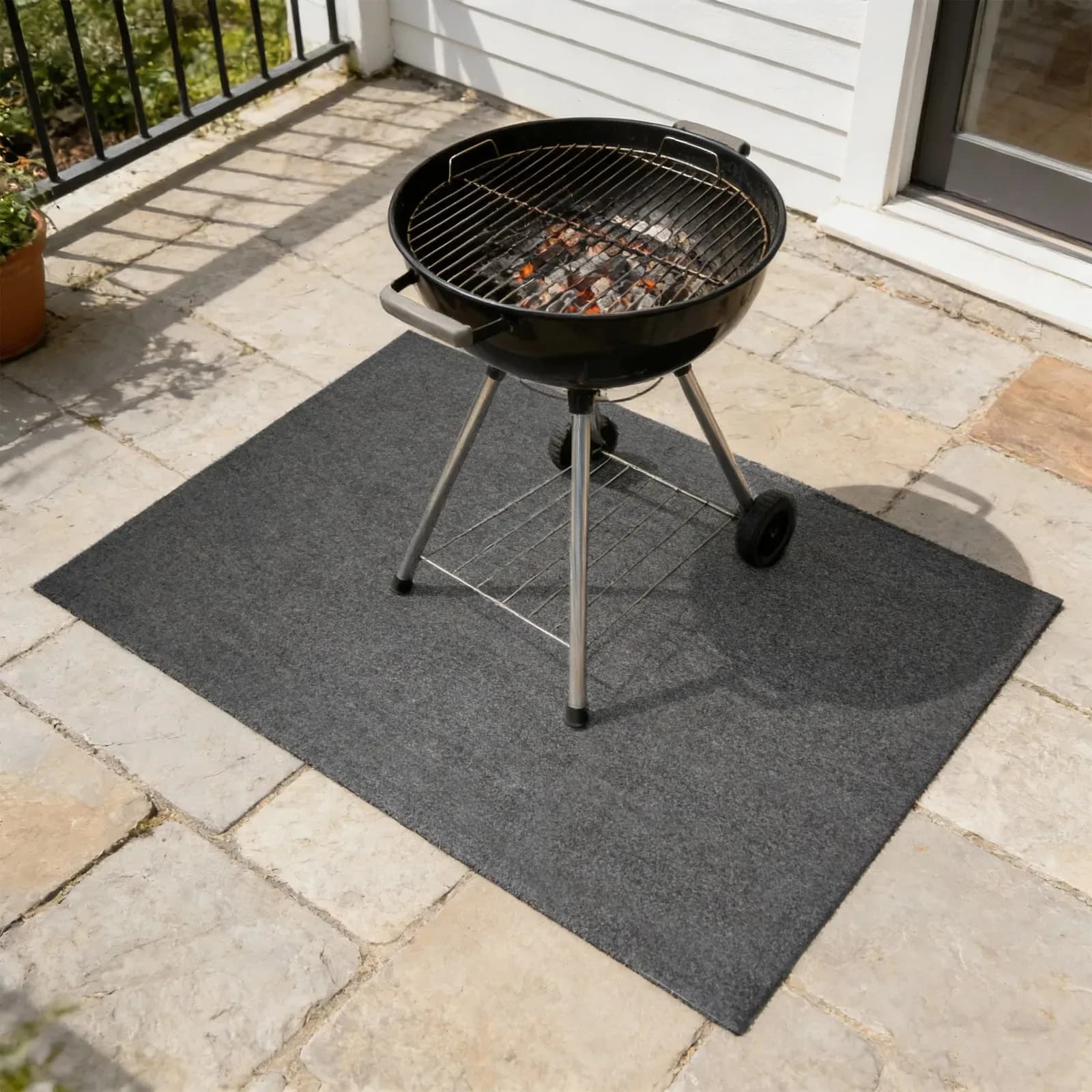 Large sized barbecue mat for outdoor barbecue grills, fire-resistant barbecue mat suitable for fire pits-
